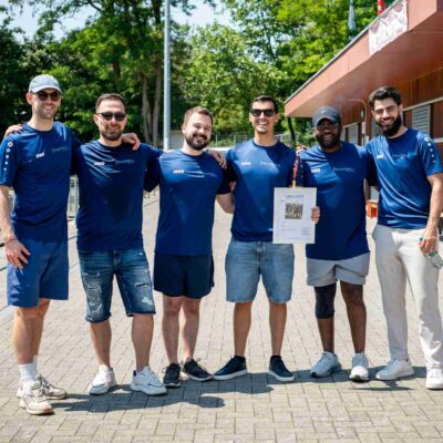 Gruppenfoto während Teamevent Kiel am Hafen