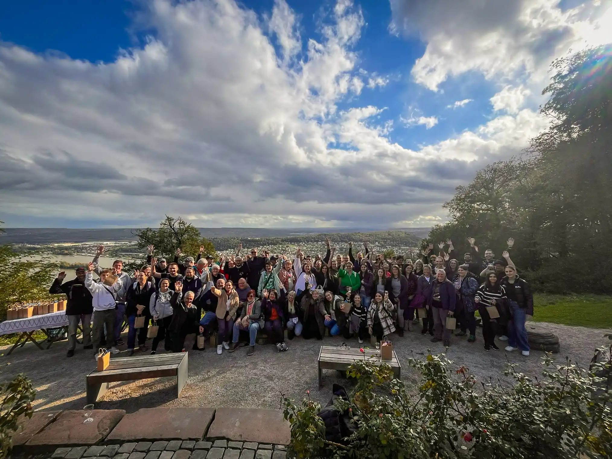 Rüdesheim Weinwanderung Gruppenfoto am Niederwald Denkmal