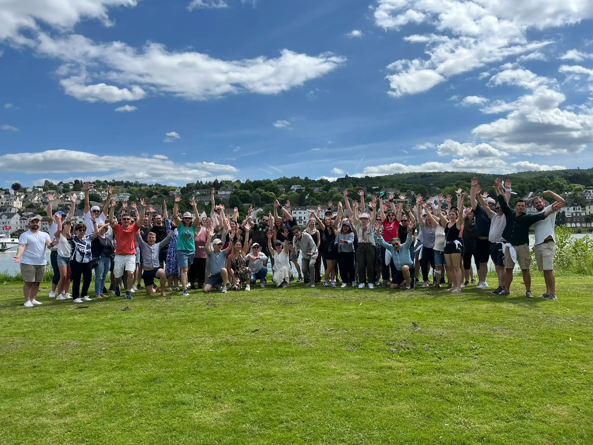 Jubelnde Gruppe vor Rhein in Koblenz