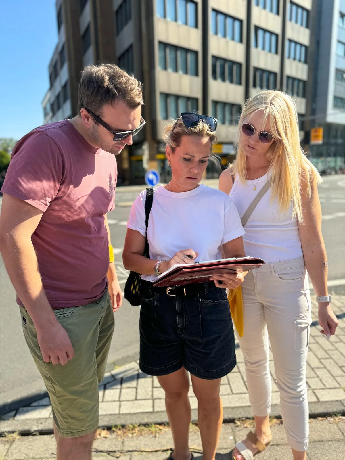 Dreiergruppe sucht den Weg bei Schnitzeljagd Köln