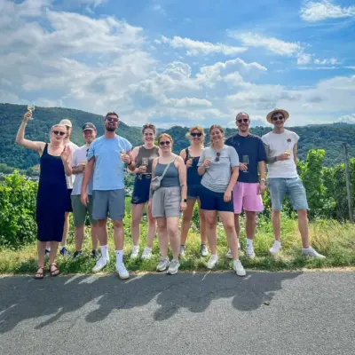 Gruppenfoto in den Weinbergen bei Weinwanderung Winningen