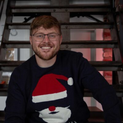 Eventmanager Kai von Herzbluttiger Events im Weihnachtslook