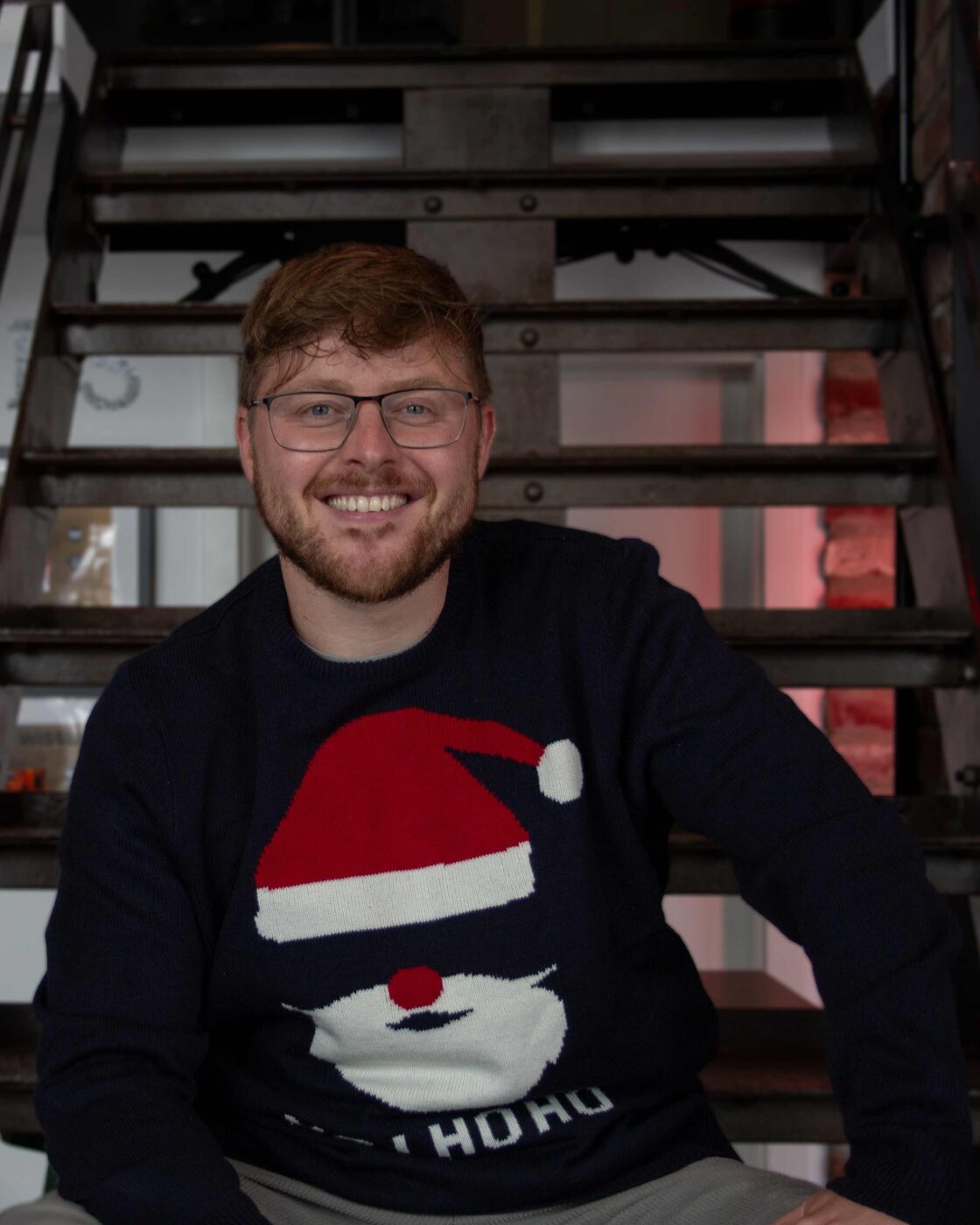 Spiele Weihnachtsfeier: Eventmanagerin als Engel verkleidet