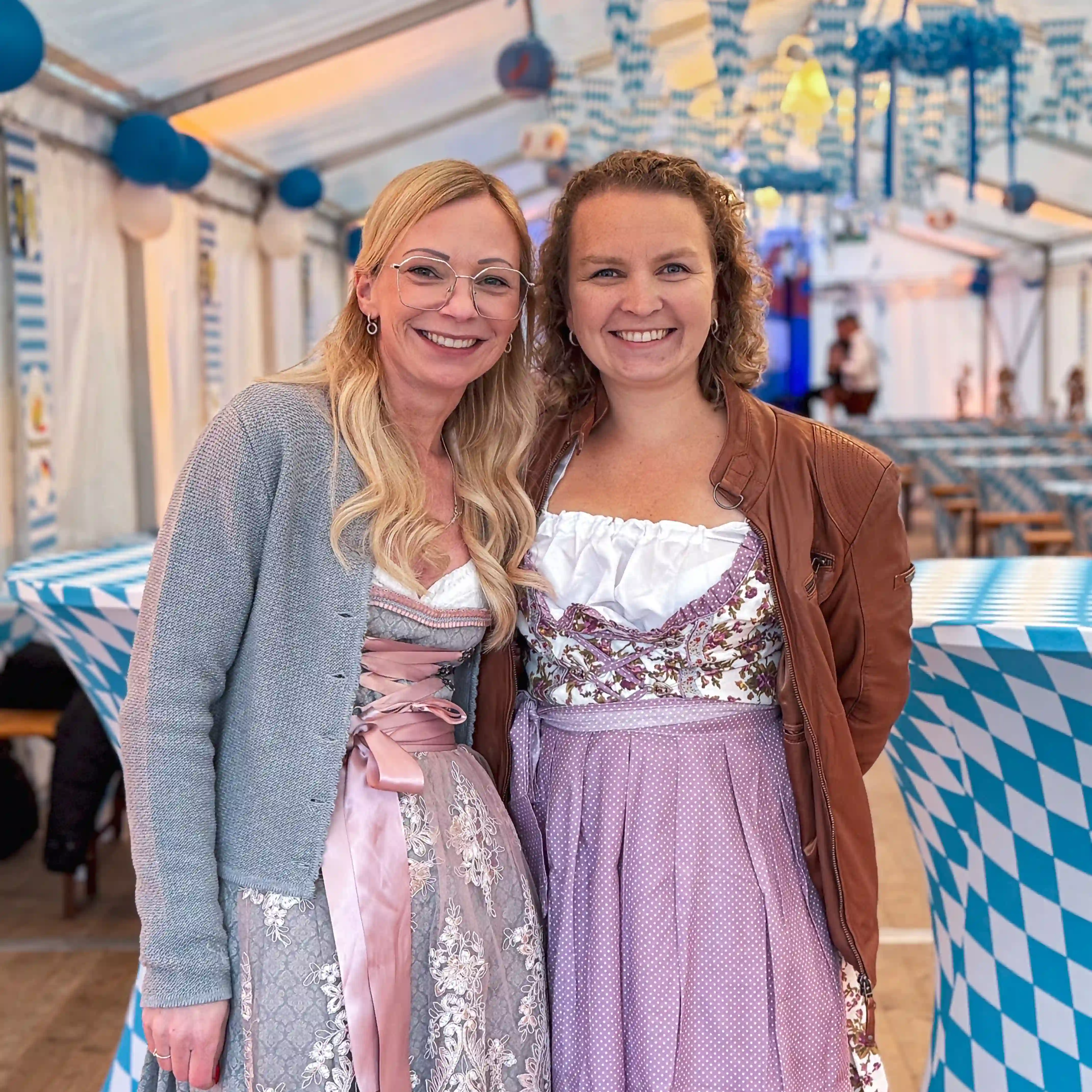Zwei Frauen im Dirndl beim Firmen-Oktoberfest