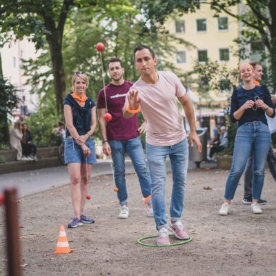 Spielstation-Rallye: Person spielt Leitergolf.