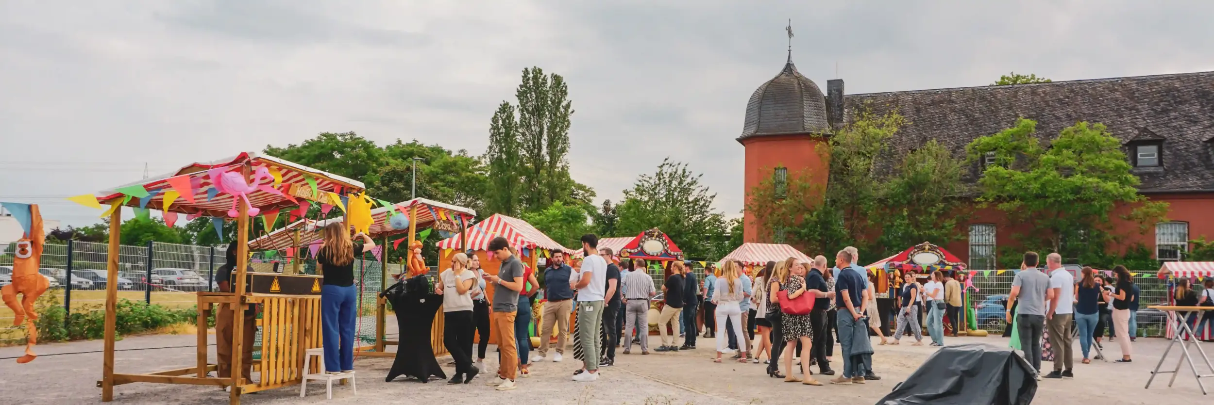 Jahrmarkt: Personen vor Jahrmarktbuden