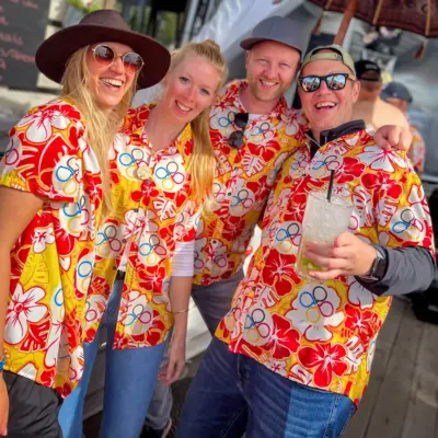Menschen lachen zusammen bei Sommerfest