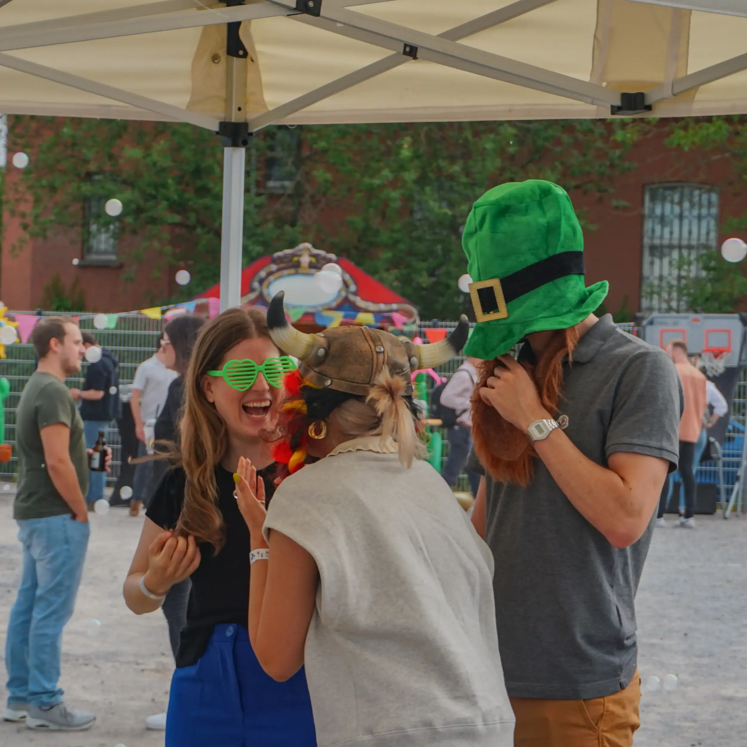 Jahrmarkt: Drei Personen stehen an einer Photobooth