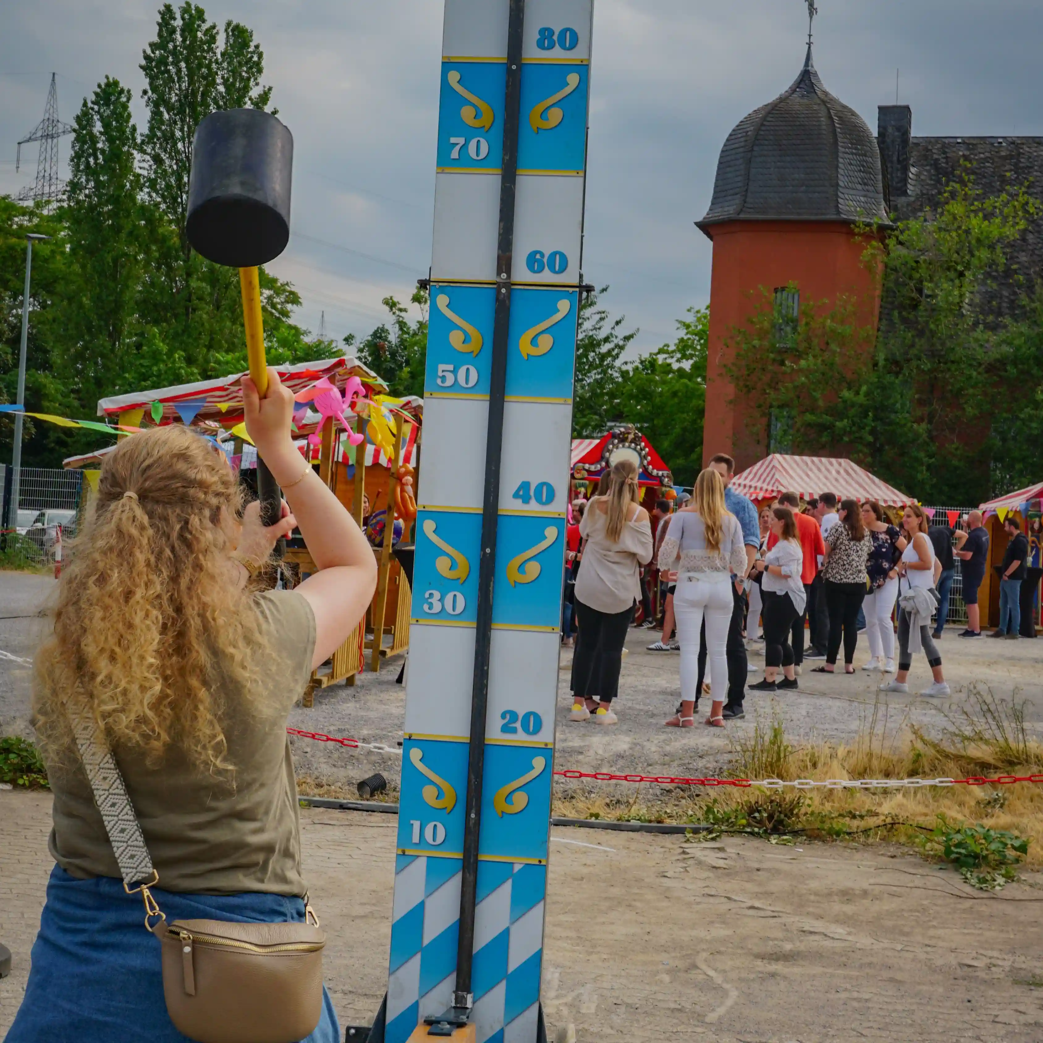 Jahrmarkt: Frau spielt "Hau den Lukas"