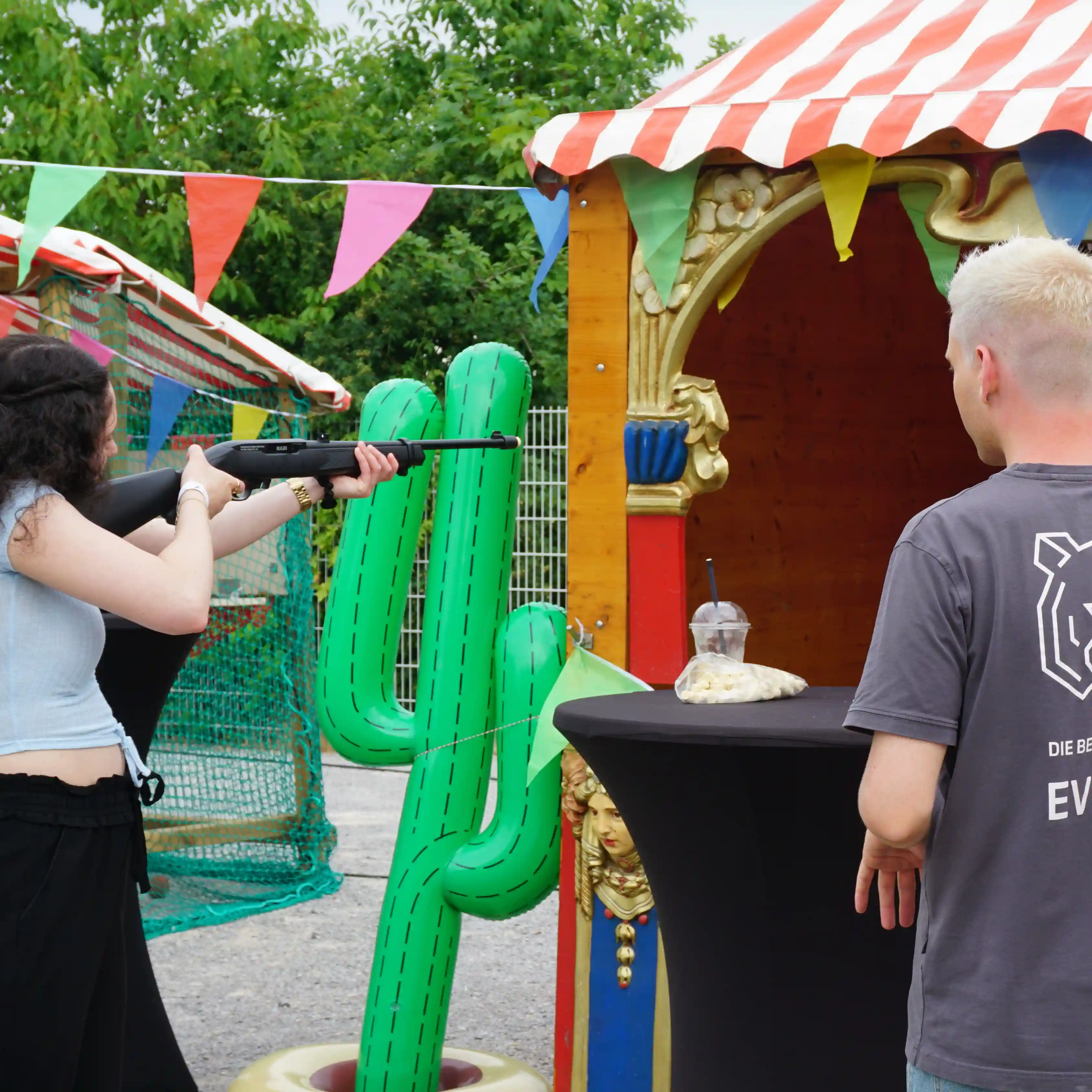 Jahrmarkt: Spielstation Luftgewehrschießen