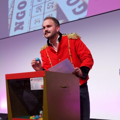 Bingo Master zieht nächste Zahl bei Bingo Firmenfeier