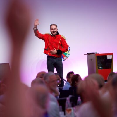 Bingo Master moderiert Show