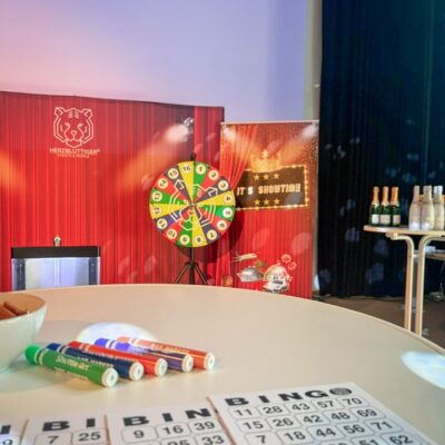 Showbühne Bingo Battle und Tisch mit Bingozetteln