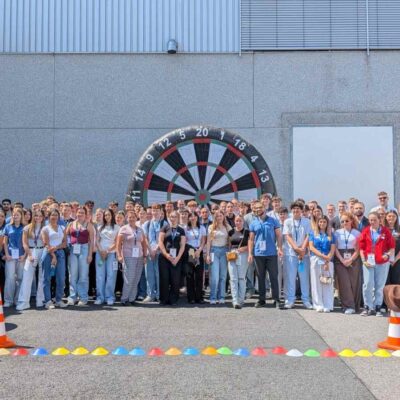 Gruppenfoto vor Fußballdarts beim Western Event