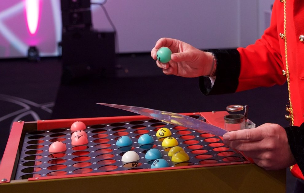 Bingomaster zieht Bingokugel