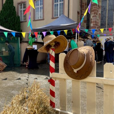 Zwei Cowboy Hüte am Zaun