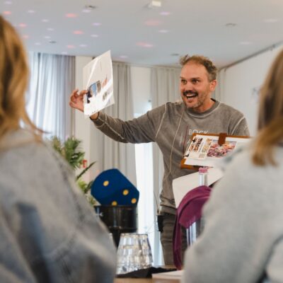 Moderator hält Beschreibung hoch bei Schnitzeljagd Köln