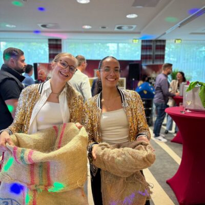 Zwei Azubinen von Herzbluttiger Events im Quizshow Einsatz