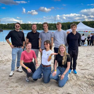 Gruppenfoto einer Strandolympiade in Köln am Otto Maigler See