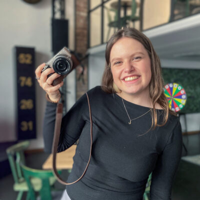 Frau lächelt und hält Kamera hoch im Eventloft Siegburg
