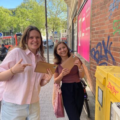 Marketing Team von Herzbluttiger Events an Briefkasten
