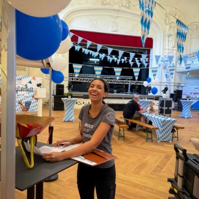 Azubine lacht in die Kamera während Firmen Oktoberfest
