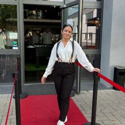 Fjolla auf dem roten Teppich vor dem Eventloft
