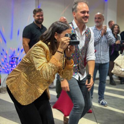 Showassistenz mit Kamera bei Quizshow Firmenfeier