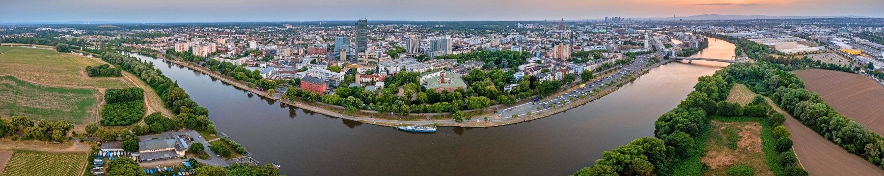 Panoramablick über den Main bei Frankfurt und Offenbach