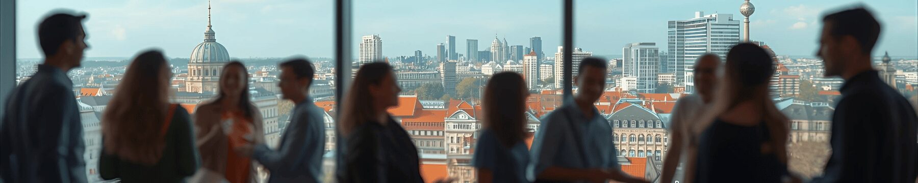Menschen stehen vor Fenster mit Blick auf Berlin