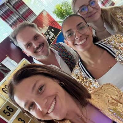 Vier Leute lächeln in die Kamera