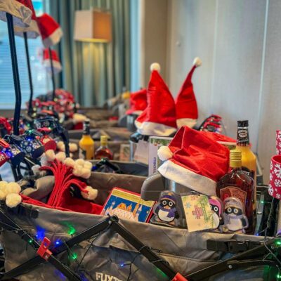 Glühweinrallye Bollerwagen mit Nikolausmützen bestückt