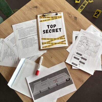 Fallakte auf Tisch beim Krimi Teamevent