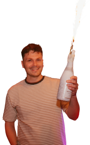Mann mit Champagnerflasche und Eisfontäne