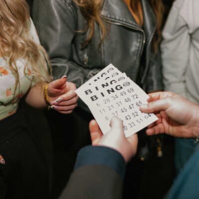 Bingo Karten werden verteilt bei Quiz Night