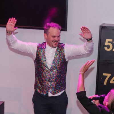 Showmaster Markus Lennackers gibt Moderatorin High-Five
