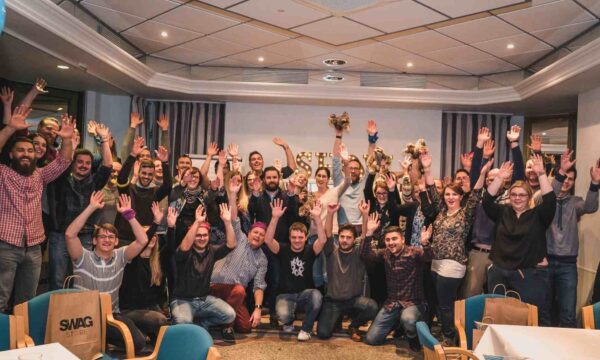 Jubelndes Team bei Quizshow Firmenfeier