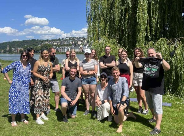 Gruppe am Aasee in Münster bei Schnitzeljagd Teamevent