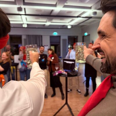 Zwei Männer beim Bierkrugstemmen bei Schlag den Chef