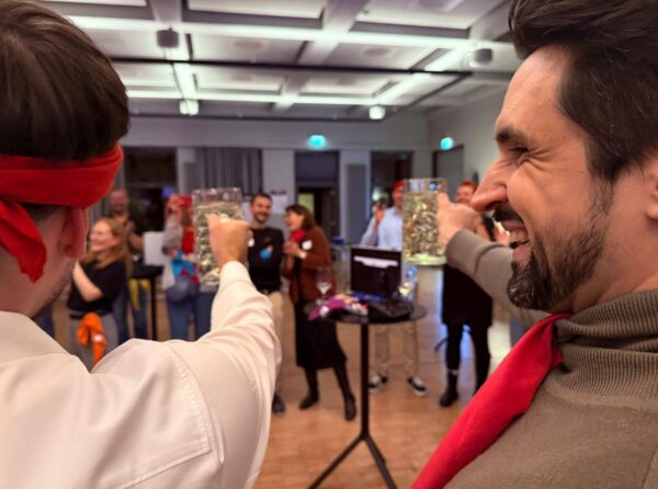 Zwei Männer beim Bierkrugstemmen bei Schlag den Chef