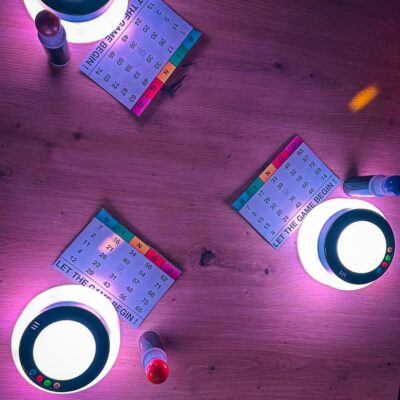 Leuchtende Buzzer auf Tisch