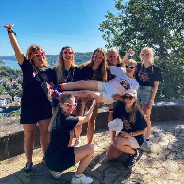 JGA Gruppenfoto auf einer Aussichtsplattform