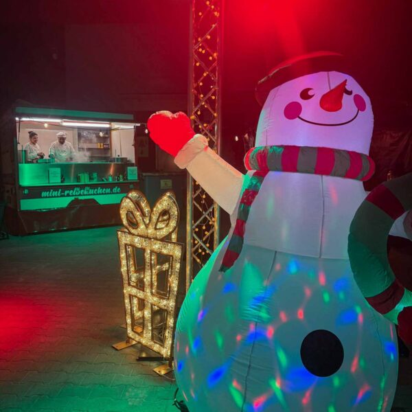 Großer Deko-Schneemann bei Firmen Weihnachtsmarkt