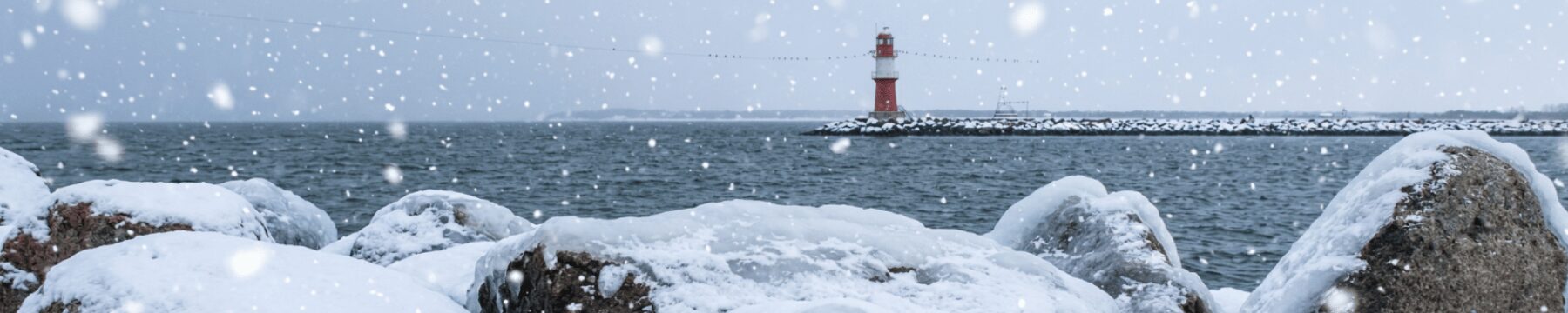 Ostsee mit Leuchtturm im Winter bei Schnee